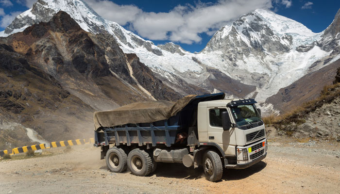 Camión en las carreteras de Perú