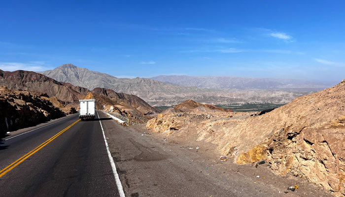 Carretera Panamericana que atraviesa los Andes peruanos
