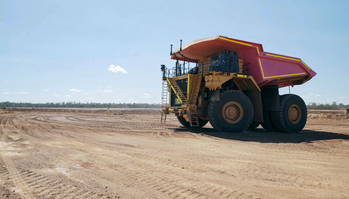 seguimiento fluvial Maquinaria pesada de minería extrayendo minerales en una mina a cielo abierto en Perú